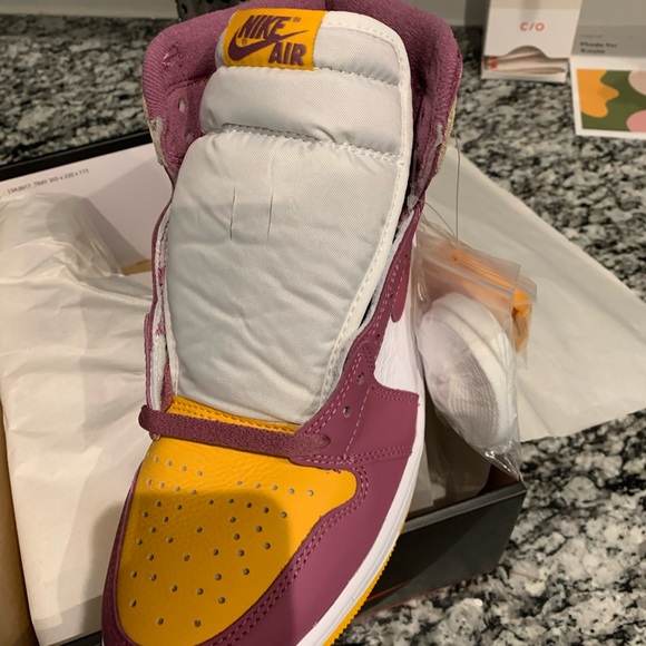 Air Jordan 1 Retro OG - Picture 2 of 4